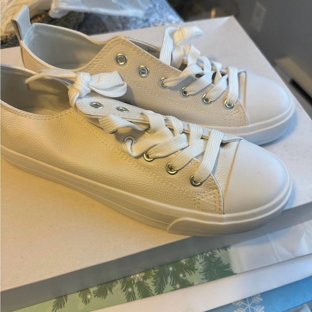 Women's Cream Sneakers